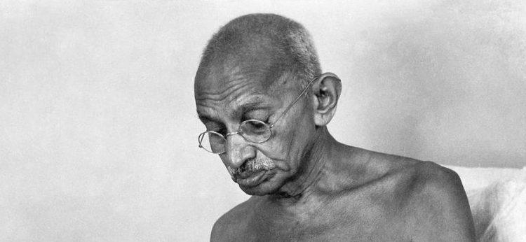 Gandhi meditando