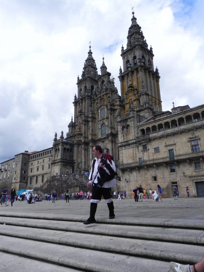 Gaiteiro delante de la Catedral de Santiago